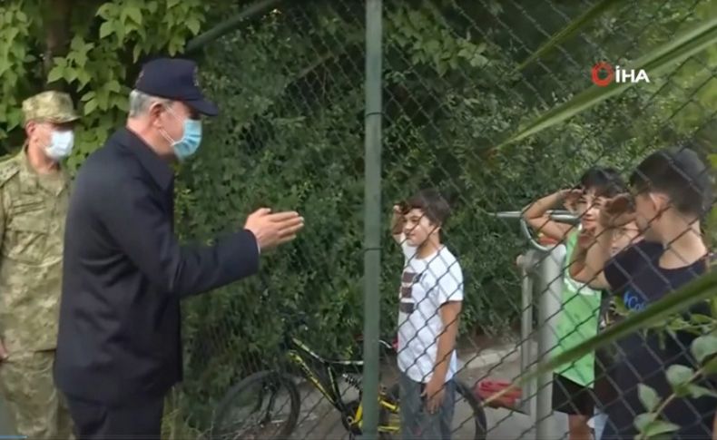Bakan Akar ve komutanların İzmirli çocuklarla samimi sohbeti