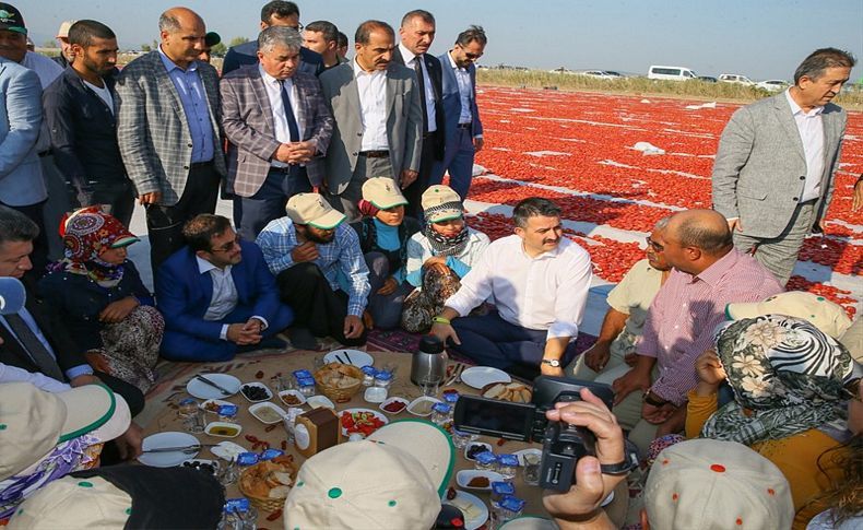 Bakan Pakdemirli, tarlada tarım işçileriyle kahvaltı yaptı