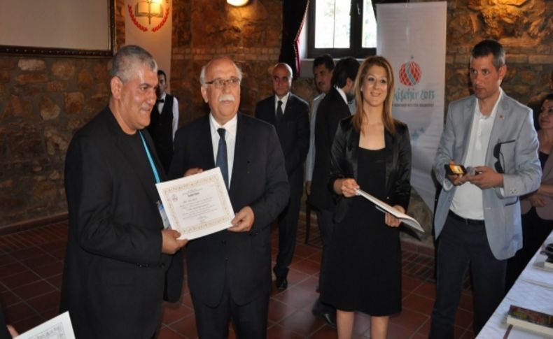Bakan Avcı'dan, kendisine şiir okuyan gurbetçi öğretmenlere şarkı sürprizi