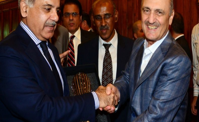 Bakan Bayraktar şair İkbal’ın mezarı başında dua etti