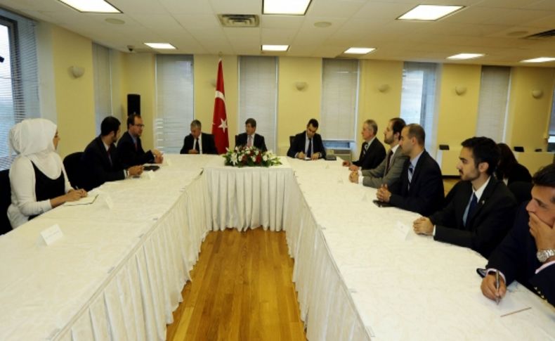 Bakan Davutoğlu, New York'ta Suriyelilerle bir araya geldi