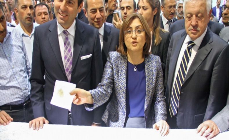Bakan Fatma Şahin, Atlas Halı'nın ürünlerini inceledi