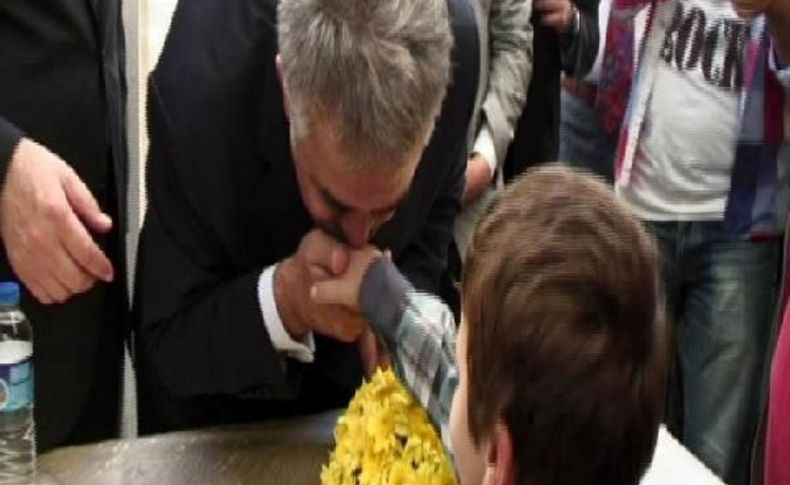 Bakan Yazici, 'bende Harçlik Yok' Dedi, Gül Dağitti