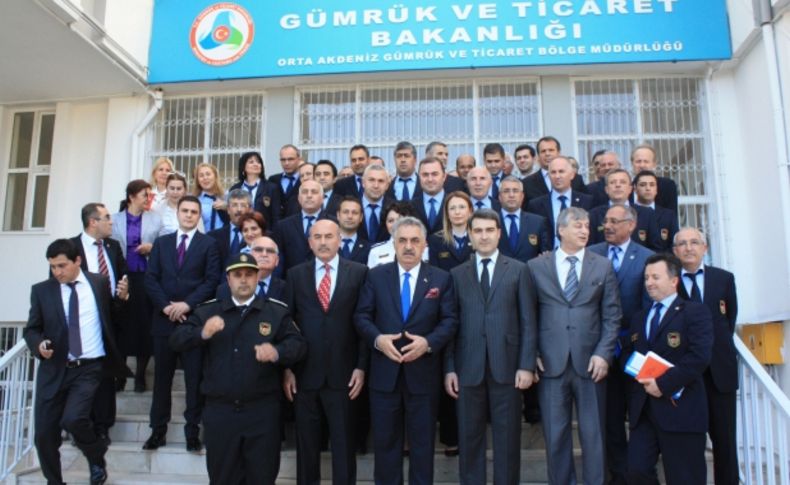 Bakan Yazıcı botla denizdeki akaryakıt platformlarını denetledi