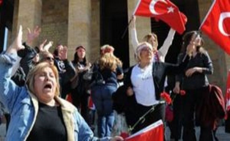 Bakan’a Anıtkabir'de ‘bayrak’ protestosu