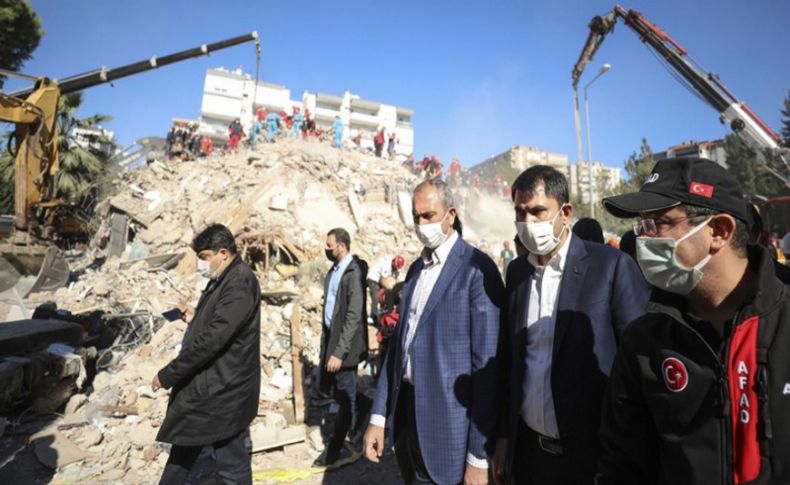 Bakanlar Kurum ve Gül, Bayraklı'daki enkaz alanında incelemede bulundu