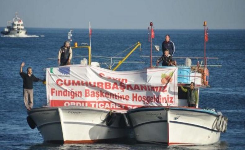 Balikçilar Cumhurbaşkani Gül’Ü Tekneleriyle Denizden Selamladi