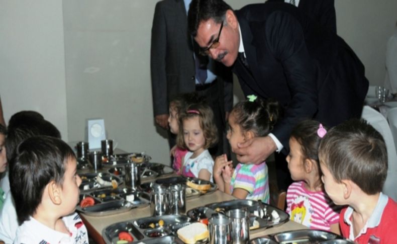 Balıkesir Valisi Ahmet Turhan, minik öğrencilerle sohbet etti
