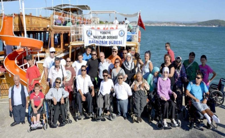 Balıkesir Valisi Turhan'dan engellilere tekne turu