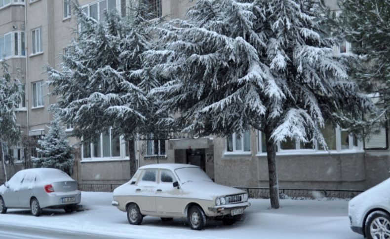 Balıkesir'de kar etkili oluyor