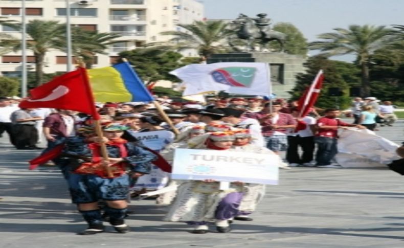 Balkanlılar Halk Dansları Festivali'ne renkli açılış