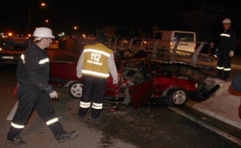 Bariyerlere çarpan otomobilde 2 ölü, 1 yaralı