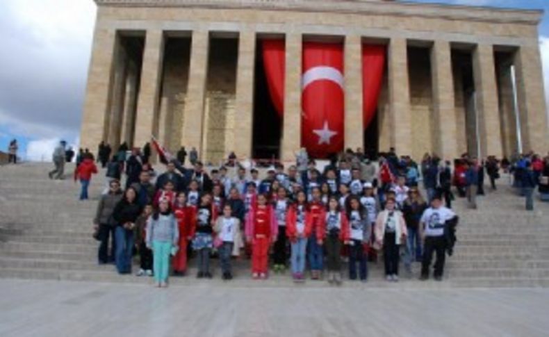 İZSİAD başarılı öğrencileri Anıtkabir'e götürdü