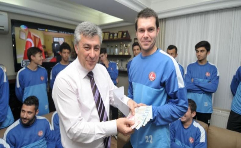 Başarılı futbolculara altın ödülü