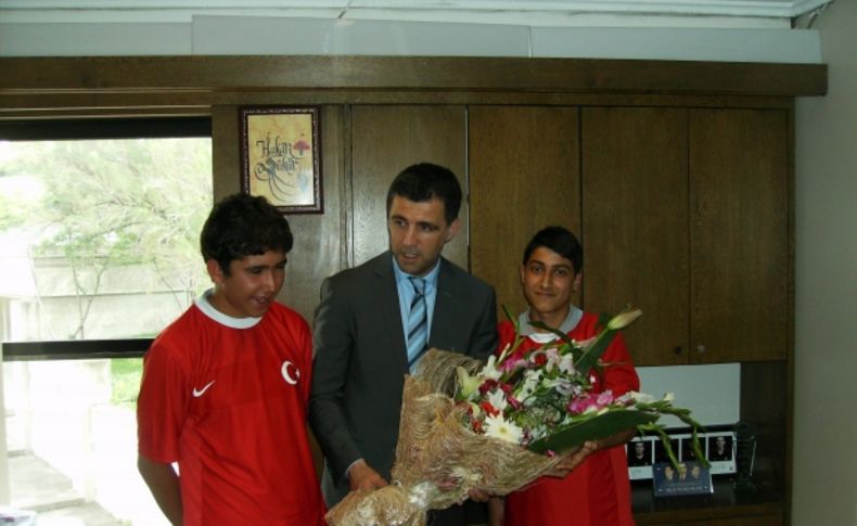 Başarılı öğrenciler, Hakan Şükür’ü ziyaret etti