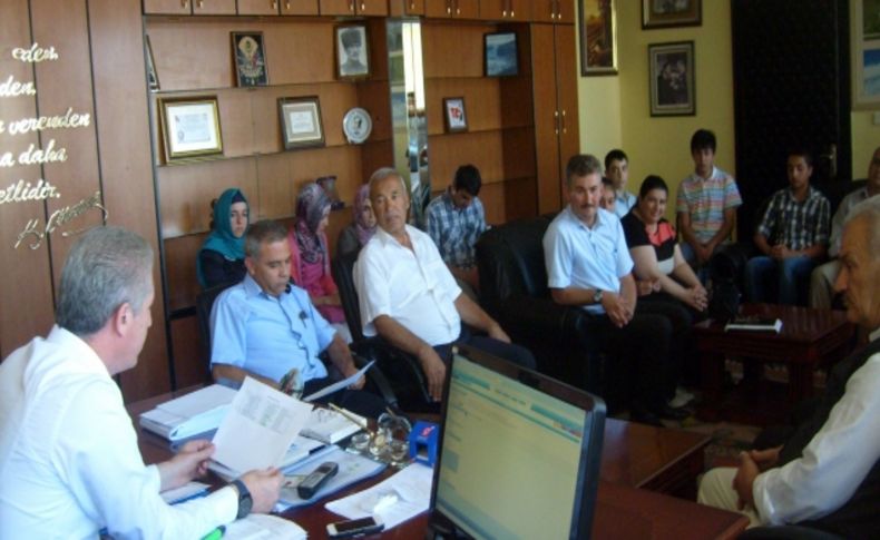 Başarılı öğrencilere esnaflardan tablet hediyesi