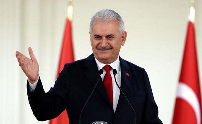 Başbakan gençlere seslendi, şarkı söyledi