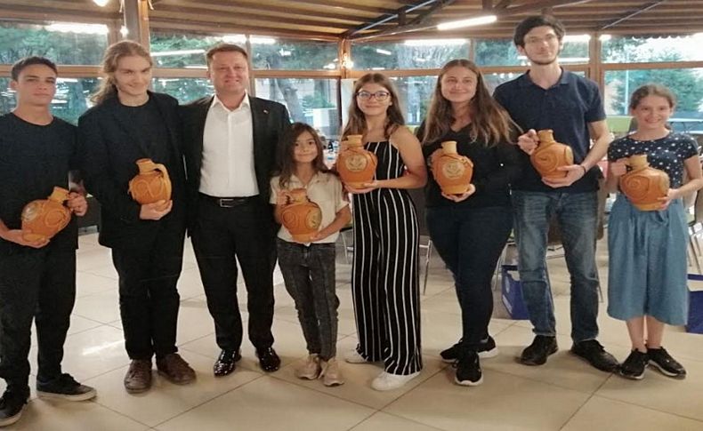 Başkan Aksoy genç piyanistleri ağırladı