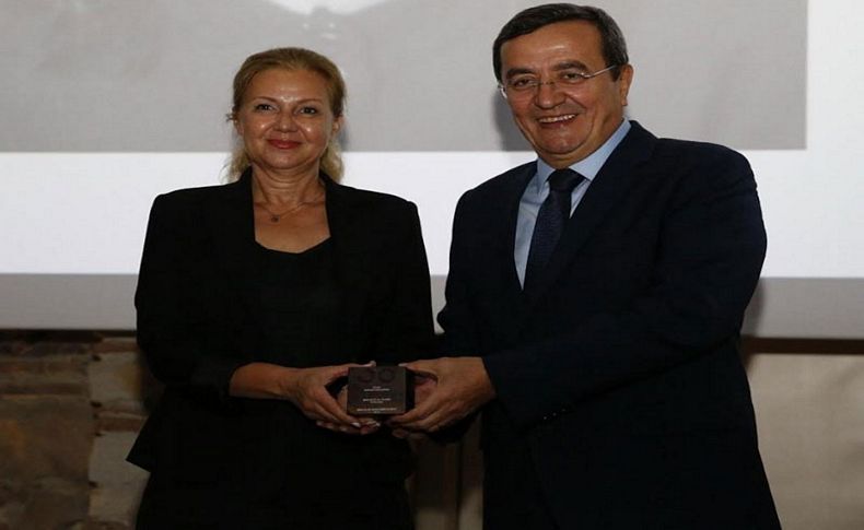 Başkan Batur'dan meslektaşlarına plaket