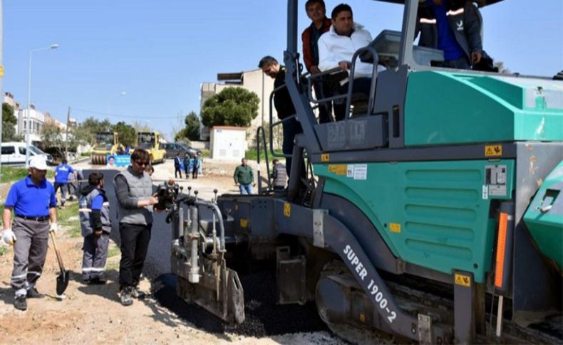 Başkan direksiyon başına geçti, asfalt serdi