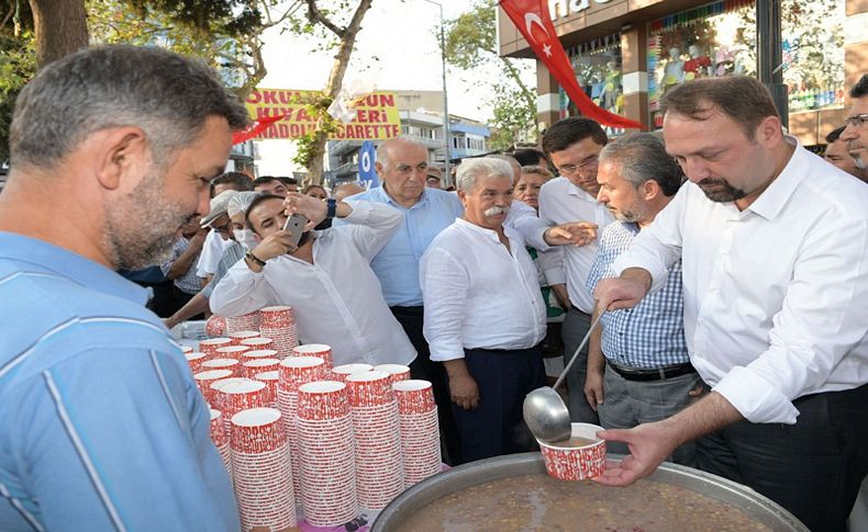 Başkan Gümrükçü aşure dağıttı