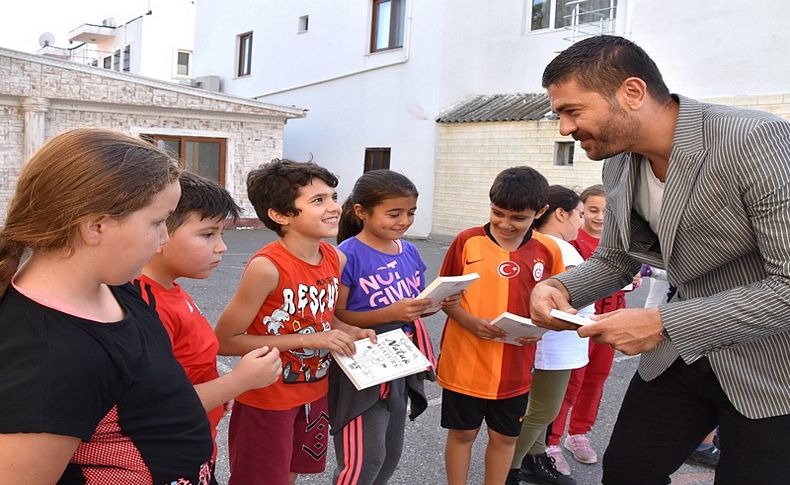 Başkan Gürbüz, öğrencilere Nutuk hediye etti