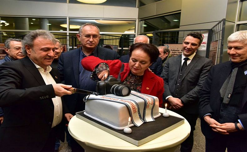 Başkan İduğ, gazetecileri fotoğrafladı