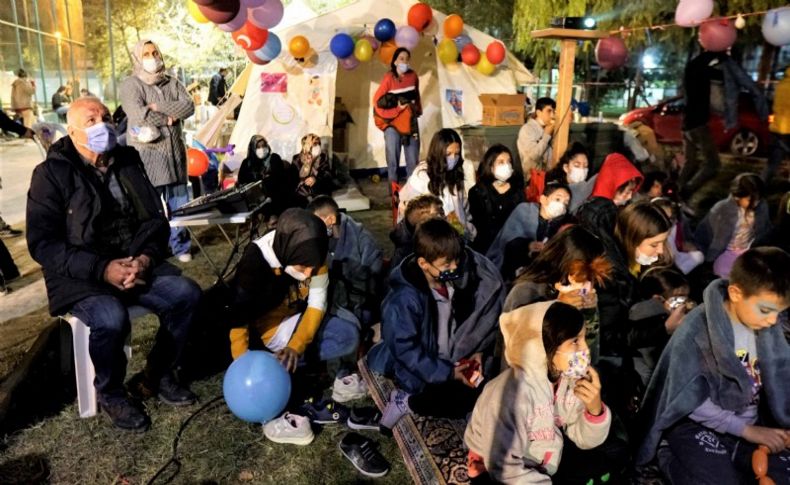 Başkan Karakayalı depremzedeleri yalnız bırakmıyor