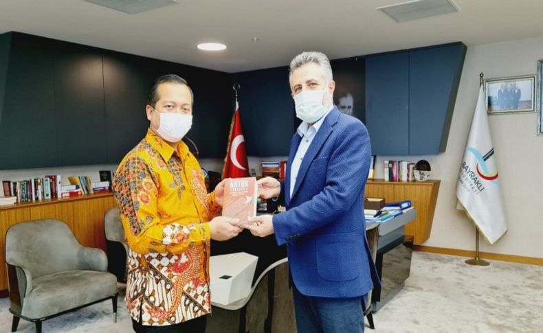 Başkan Sandal Endonezya Büyükelçisi'ne 'Nutuk' hediye etti
