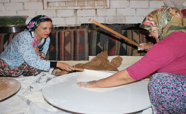 Selçuk Belediye Başkanı Sengel, kadınlarla gözleme açtı