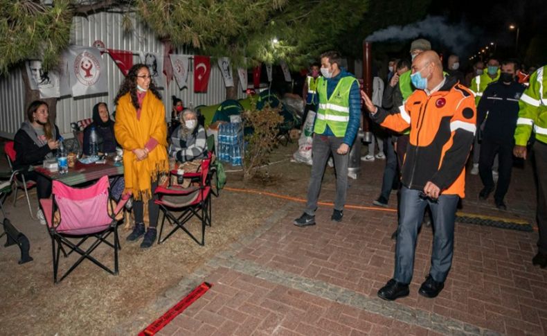Başkan Soyer’den depremzedelere moral ziyareti