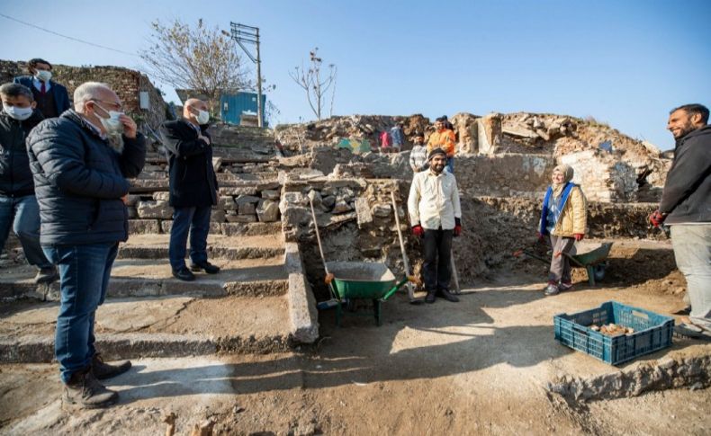 Başkan Soyer Smyrna Antik Tiyatrosu’ndaki kazı çalışmalarını inceledi