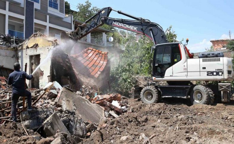 Başkan Tugay talimat verdi, metruk binalar yıkıldı