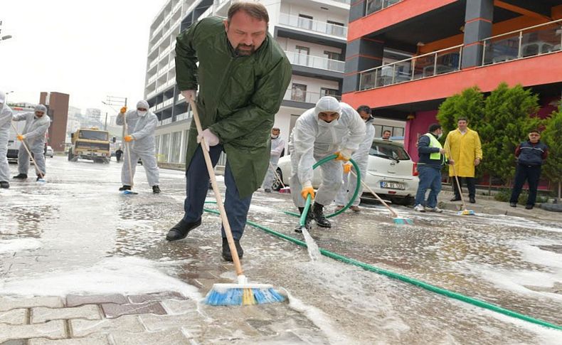 Başkan Utku Gümrükçü sokakları yıkadı