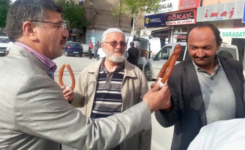 Başkan Akdoğan vatandaşlara tatlı dağıttı