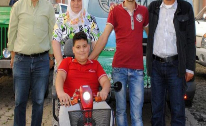 Başkan Aksu, engelli gence akülü araç hediye etti