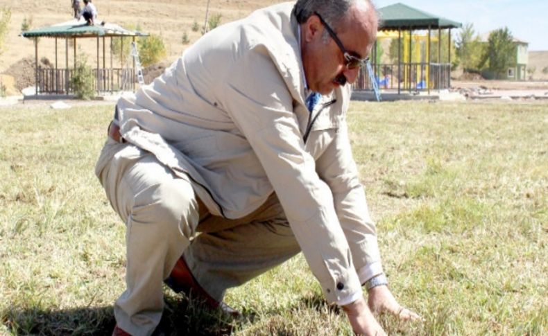Başkan Arslan elleriyle çim döşedi