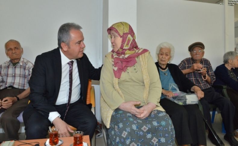 Başkan Böcek’ten yaşlılara anlamlı ziyaret