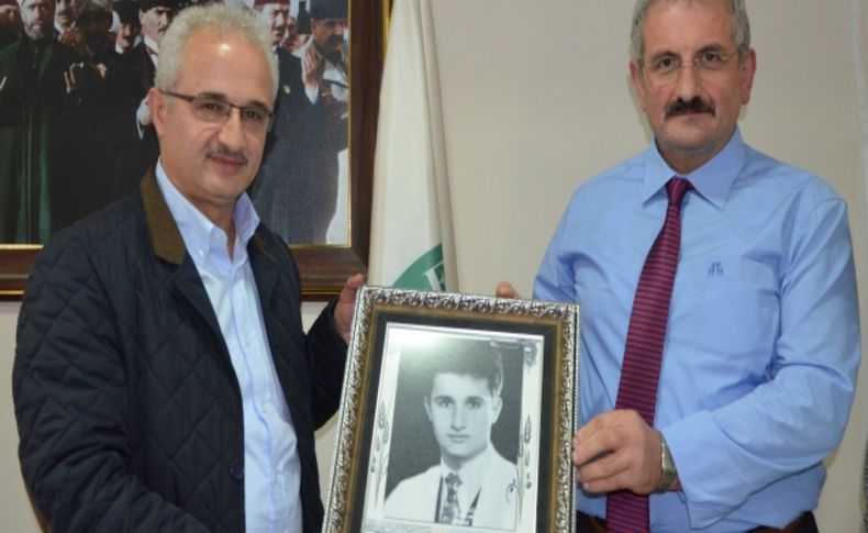 Başkan Çakır'a mezun olduğu okuldan hediye