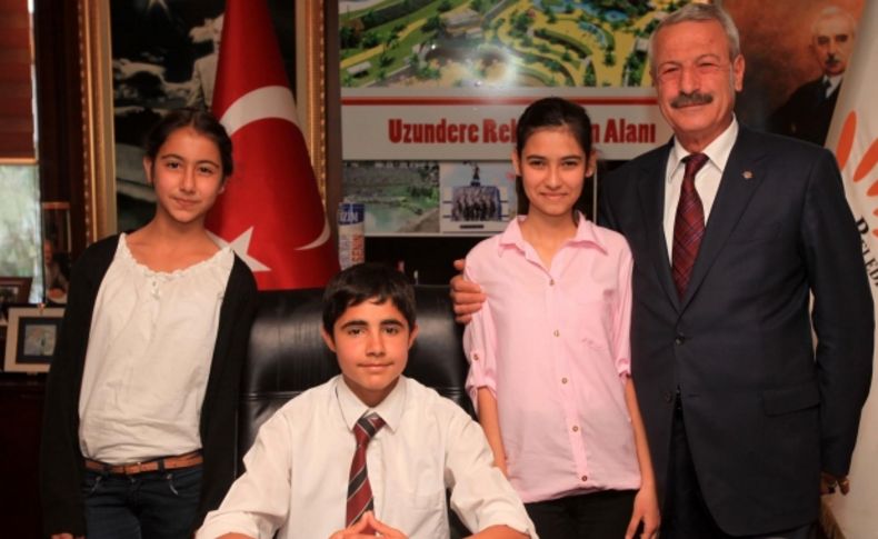 Başkan Kürüm koltuğunu Kemal Karakuş’a devretti
