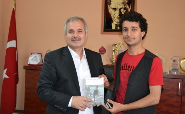 Başkan Özgan’a kitabını hediye etti