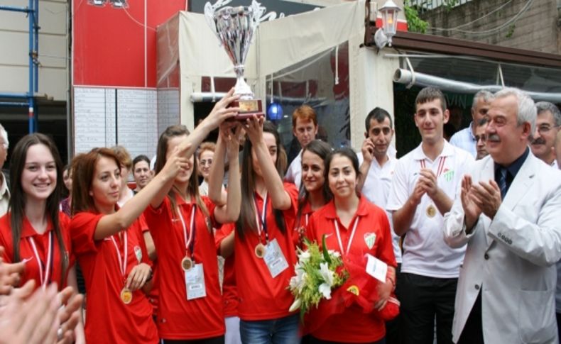 Başkan Özgün'den halk oyunları ekibine Avrupa sözü