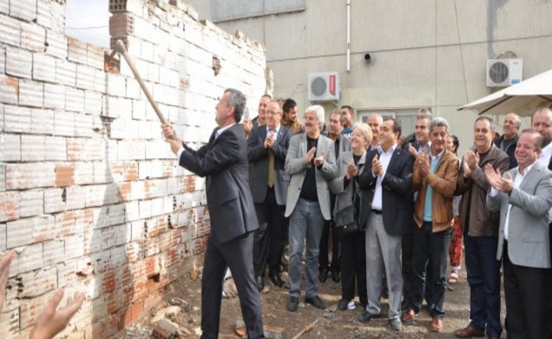 Başkan Şahin yeni belediye hizmet binası için ilk kazmayı vurdu