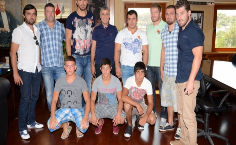 Başkan Sözen, Ali Gürbüz'ü 2 Cumhuriyet altına ödüllendirdi