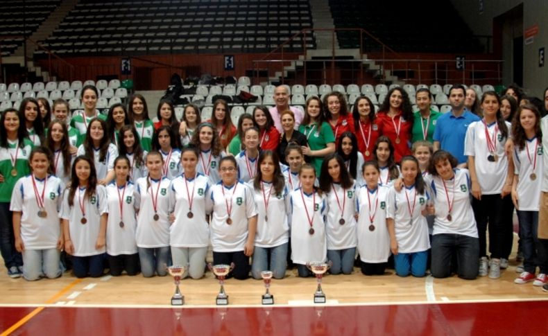 Basketbolcular, kupalarına kavuştu