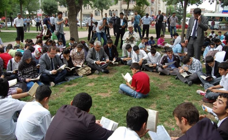 Batmanlı öğrenciler açık havada kitap okudu