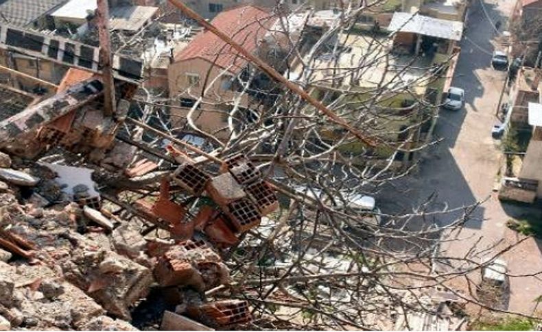 Bayraklı'da kayaların düştüğü alanda çalışmalar başladı