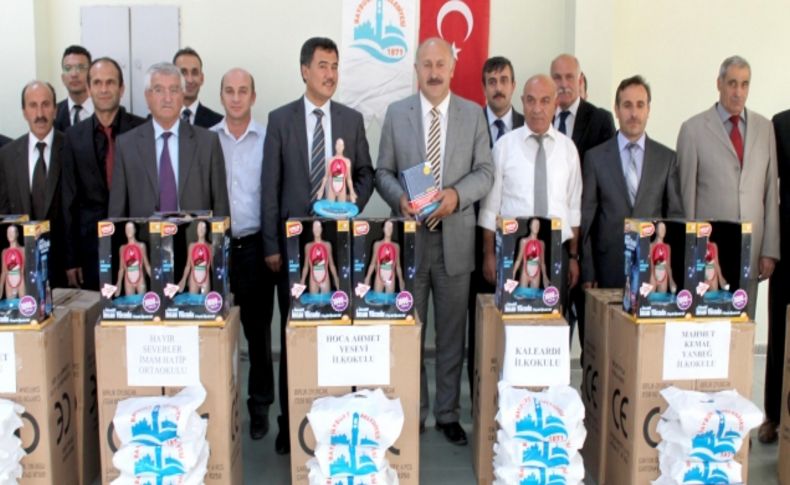 Bayburt Belediyesi, okullara malzeme desteği sağladı