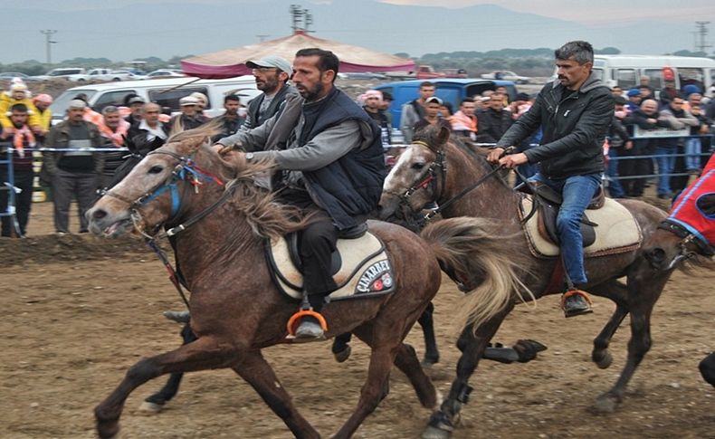 Bayındır'da atlar rahvan koştu