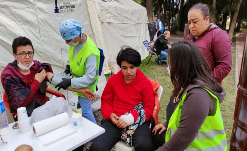 Bayraklı Belediyesi doktorları depremzedelerin yanında